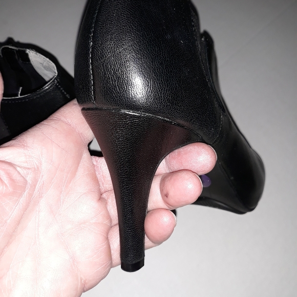 5/$25 💕 Me Too black leather zip ankle boots. 3.5 inches heel. Size 7 - Picture 5 of 12